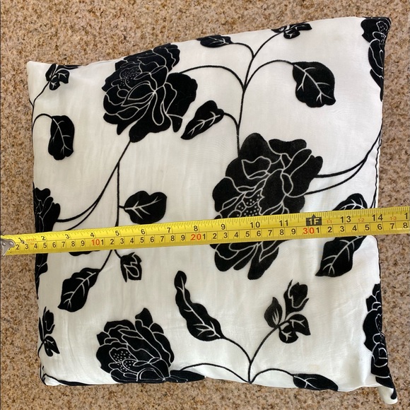 🖤Pillow with Black Rose Design over White Mesh🖤 - Picture 6 of 6